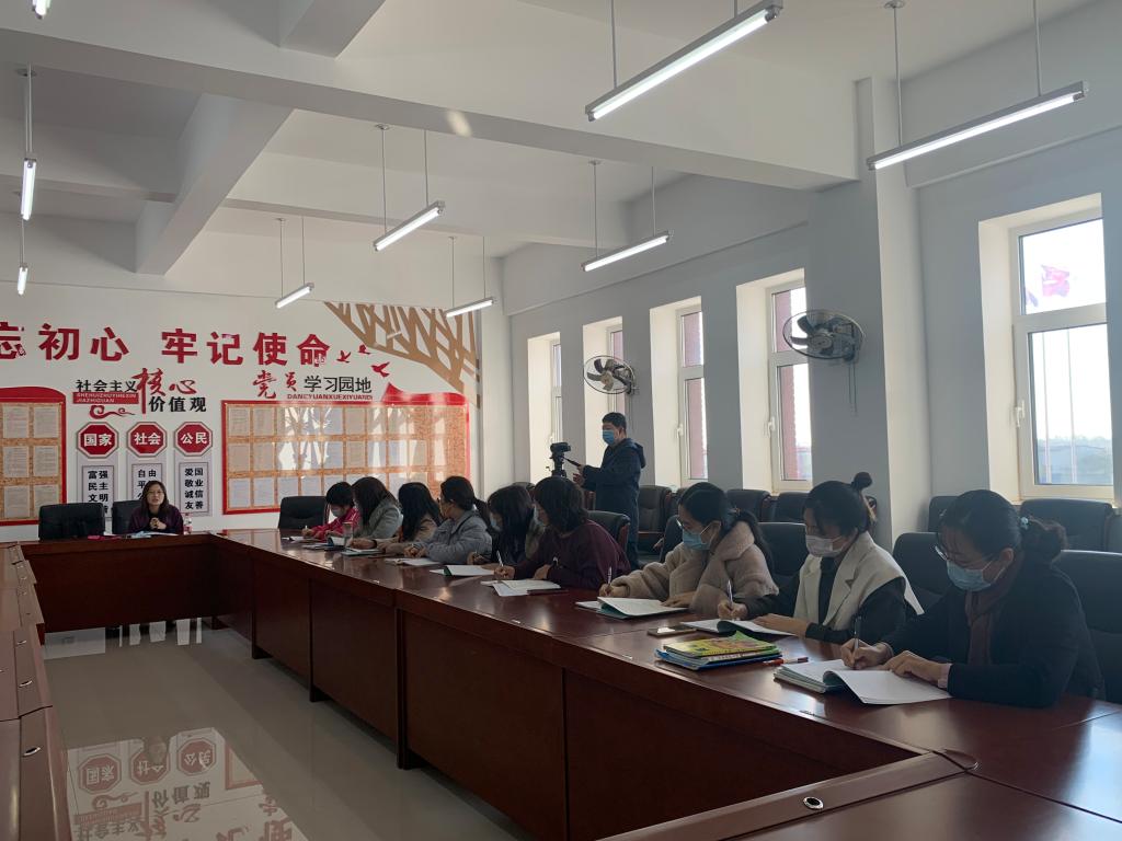 于晶副教授与英语学科教师座谈