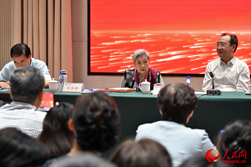 田本娜先生发言。人民网记者 孙一凡摄 田本娜先生发言。人民网记者 孙一凡摄